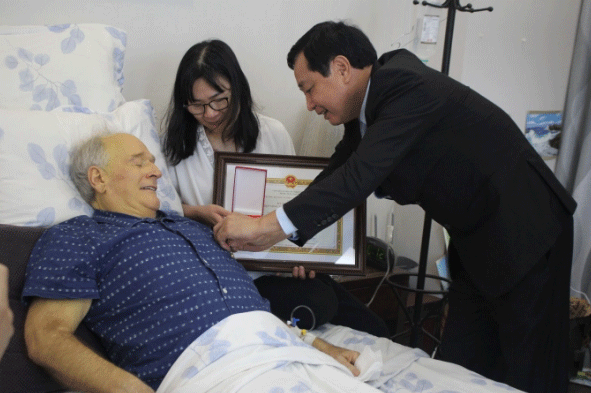 Foreign expert awarded agriculture and rural development insignia